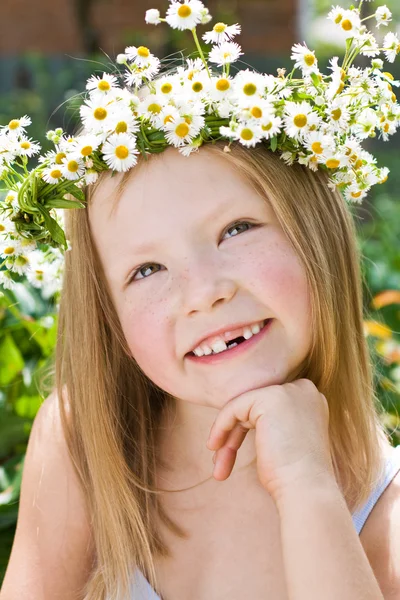 A pretty little girl in wreath of flowers — Stock Photo, Image