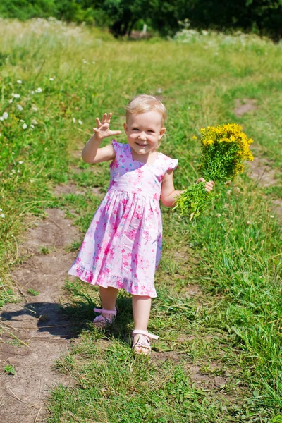 küçük bir kız tarafından alana yürür