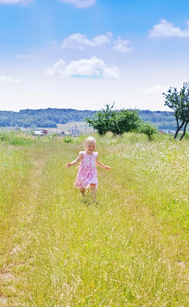 Little girl running in field — Stock Photo, Image