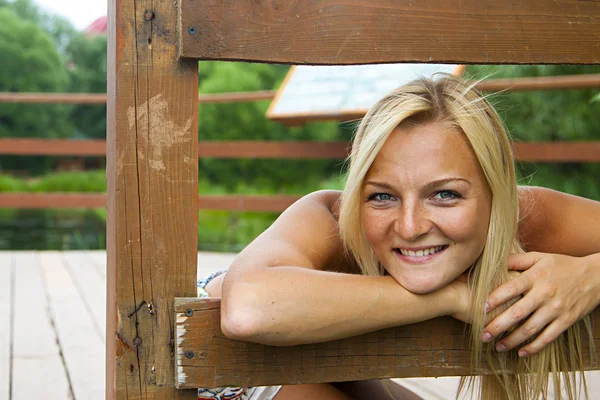 Die Frau auf dem Pier — Stockfoto