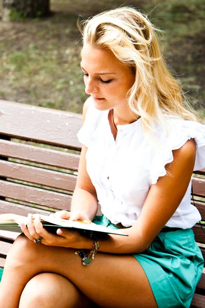 Vrouw met boek — Stockfoto