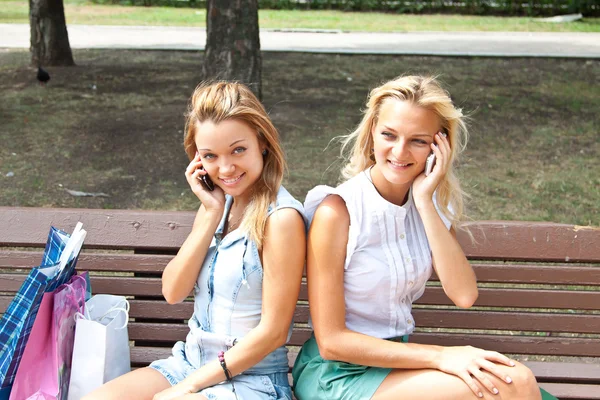 Δύο νεαρές γυναίκες που μιλάνε στο τηλέφωνο — Φωτογραφία Αρχείου