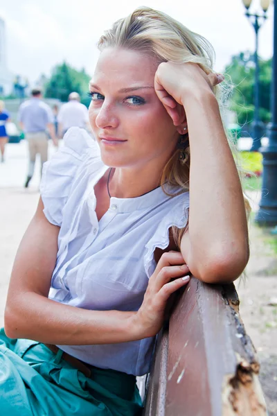 Kvinna i parken — Stockfoto