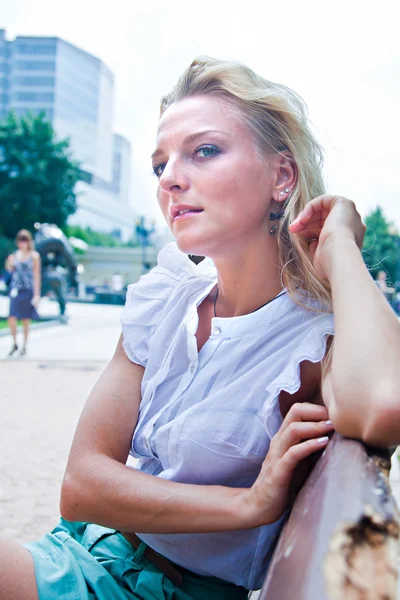 Vrouw in het park — Stockfoto