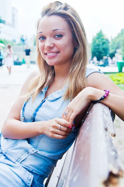 Mujer en el parque —  Fotos de Stock