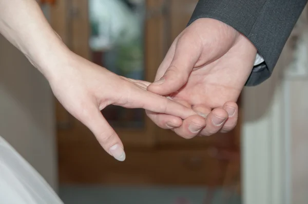 Bröllopspar som håller varandra i handen — Stockfoto