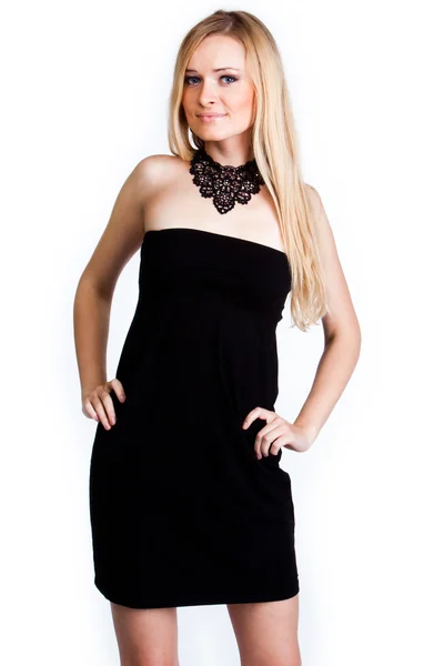 Een vrouw in een zwarte cocktail jurk — Stockfoto