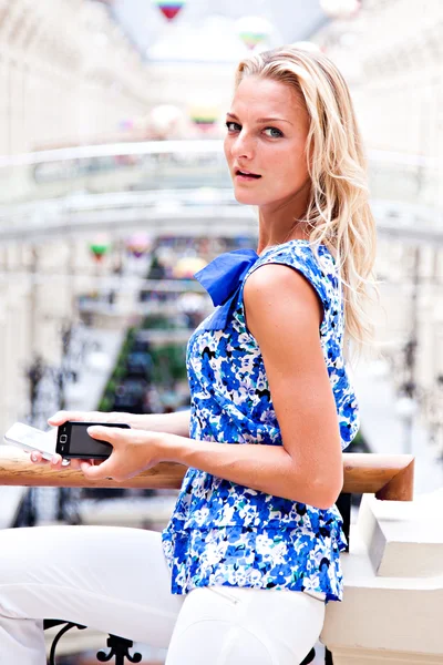Kobieta na telefon w centrum handlowym — Zdjęcie stockowe