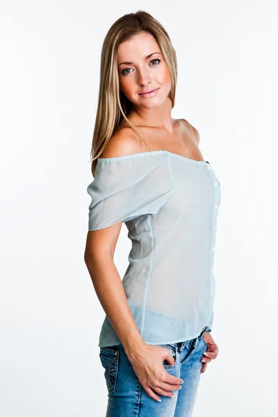 Vrouw in blauw transparant blouse — Stockfoto