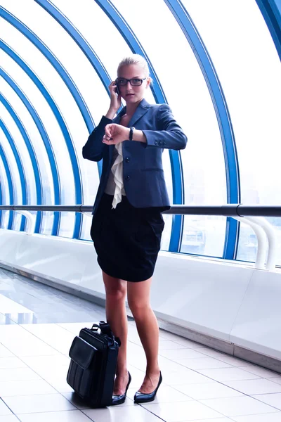 Business woman looks at the clock — Stock Photo, Image