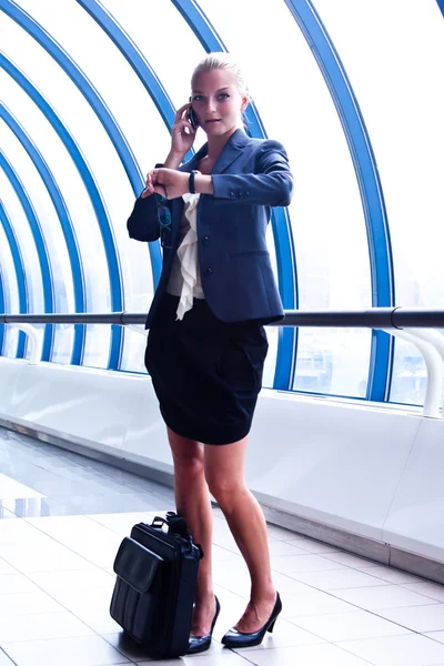 Business woman looks at the clock — Stock Photo, Image