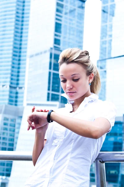 Mujer de negocios mira el reloj — Foto de Stock