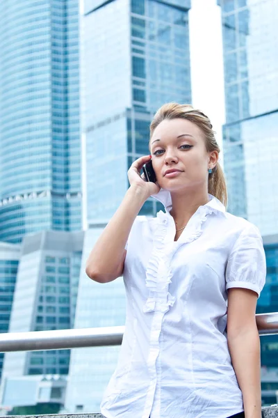 Business woman talking on the phone — Stock Photo, Image