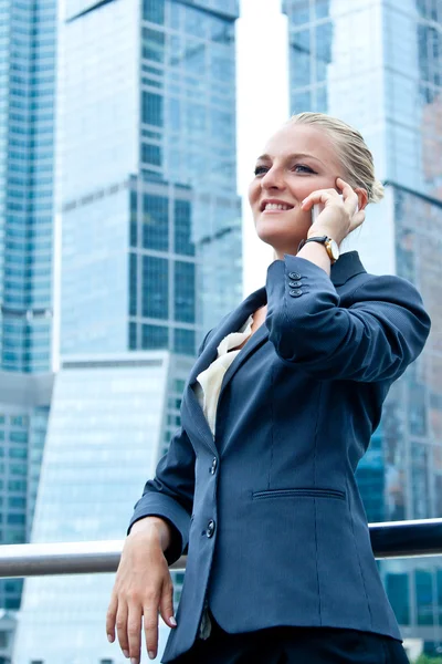 Affärskvinna pratar i telefon — Stockfoto