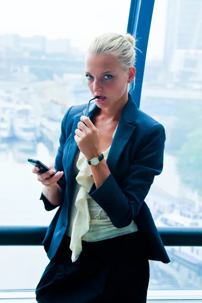 Ділова жінка читає SMS-повідомлення — стокове фото