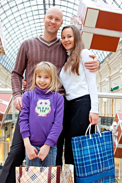 La familia está de compras en una tienda — Foto de Stock