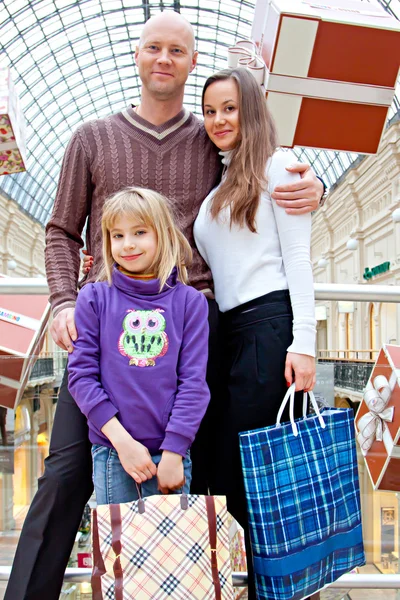 Familie is winkelen in een winkel — Stockfoto