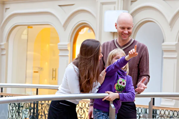 La famiglia fa shopping in un negozio — Foto Stock