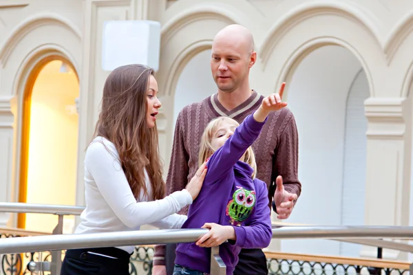 Familie kauft in einem Geschäft ein — Stockfoto