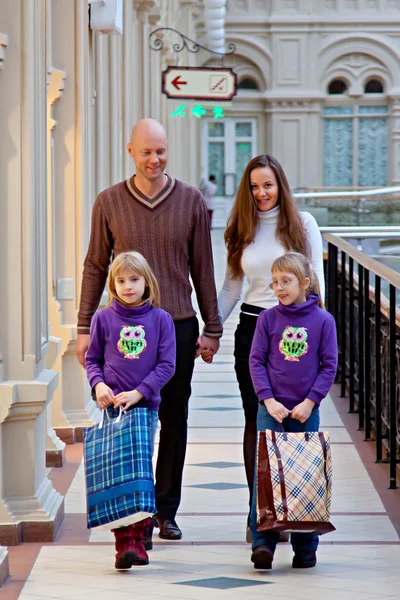 La famiglia fa shopping in un negozio — Foto Stock