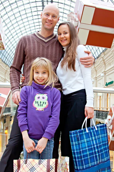 La familia está de compras en una tienda — Foto de Stock