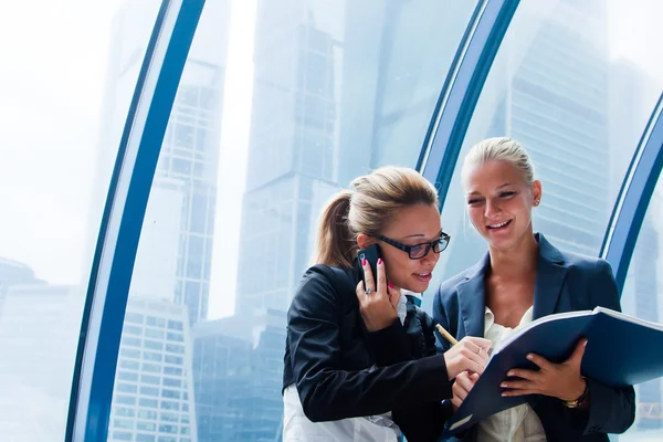 Two business women discussing project — Stock Photo, Image