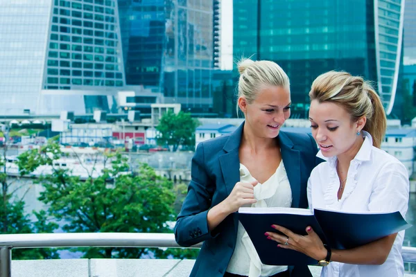 Dos mujeres de negocios discutiendo proyecto — Foto de Stock