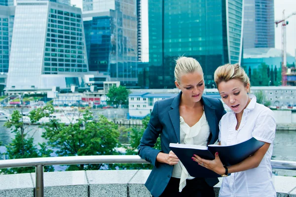 Dos mujeres de negocios discutiendo proyecto — Foto de Stock