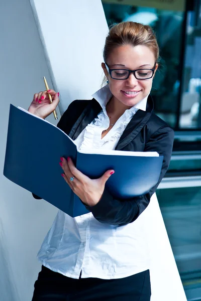 Mujer de negocios explorando documentos — Foto de Stock