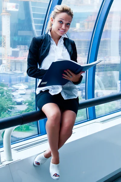 Mujer de negocios explorando documentos — Foto de Stock