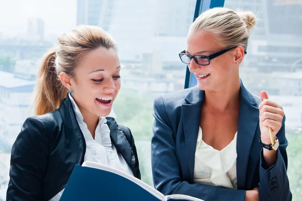 Due donne d'affari discutono del progetto Foto Stock