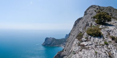 Dağlı deniz manzarası