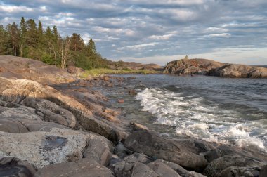 Dağlı deniz manzarası