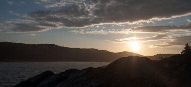 Dağlı deniz manzarası