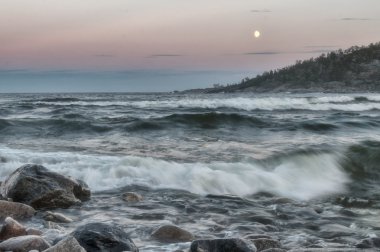 Dağlı deniz manzarası