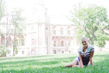 Parkta dinlenen kadın.