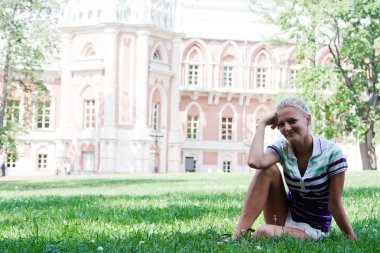 Parkta dinlenen kadın.