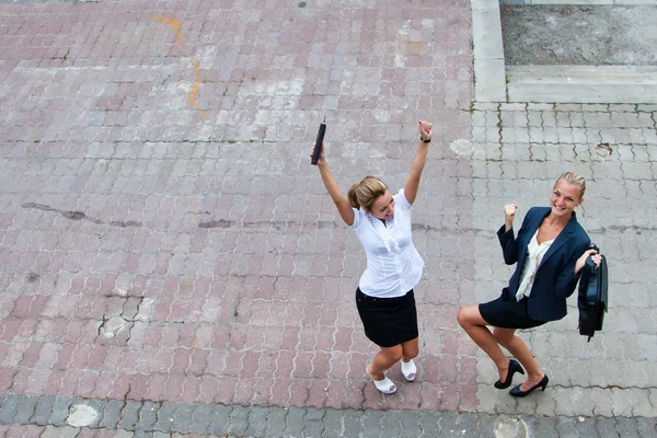 Twee gelukkige zakelijke vrouwen — Stockfoto