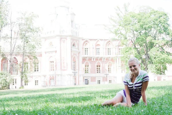 Ontspannende vrouw in het park — Stockfoto