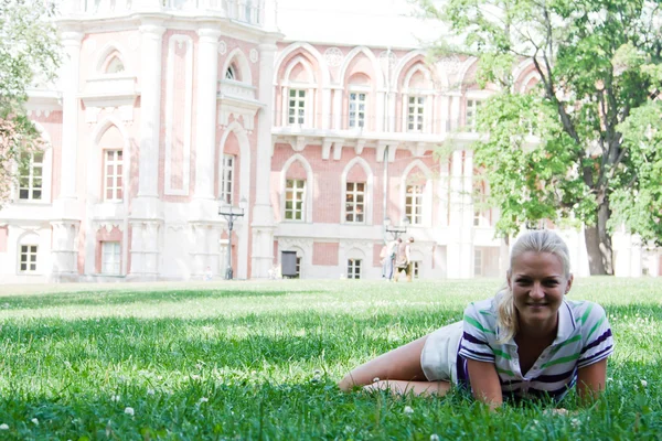 Žena odpočívající v parku — Stock fotografie