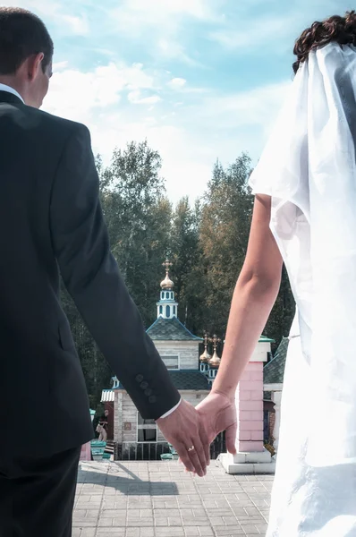 Newly married couple goes on the road — Stock Photo, Image