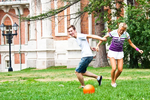 Homme et femme jouant au football — Photo