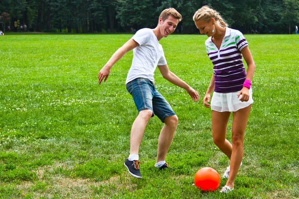 Man en vrouw voetballen — Stockfoto