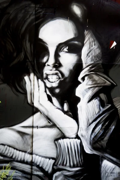 Portrait de femme avec graffiti — Photo