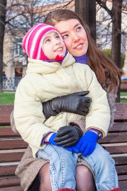 Anne ve kızı parkta yürüyor.