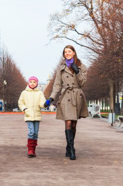 Anne ve kızı parkta yürüyor.