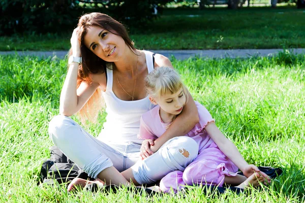 Moeder en dochter wandelen in het park — Stockfoto