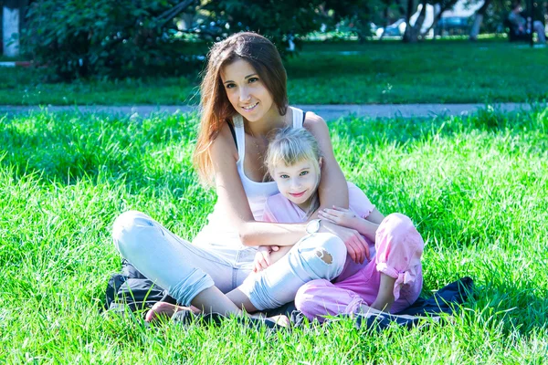 Moeder en dochter wandelen in het park — Stockfoto