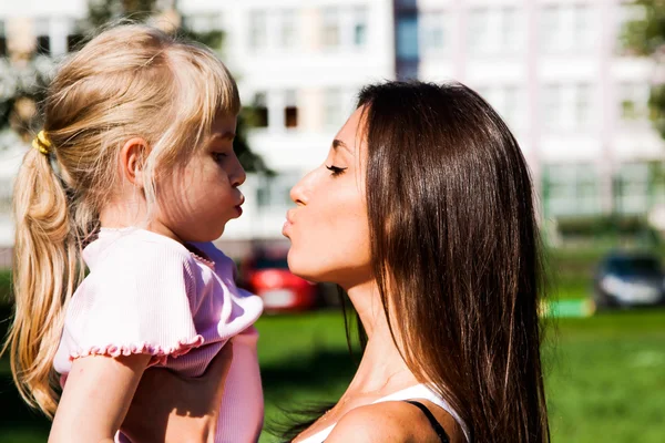 Madre e figlia a piedi nel parco — Foto Stock