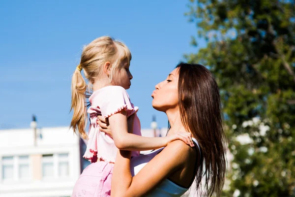 Moeder en dochter wandelen in het park — Stockfoto